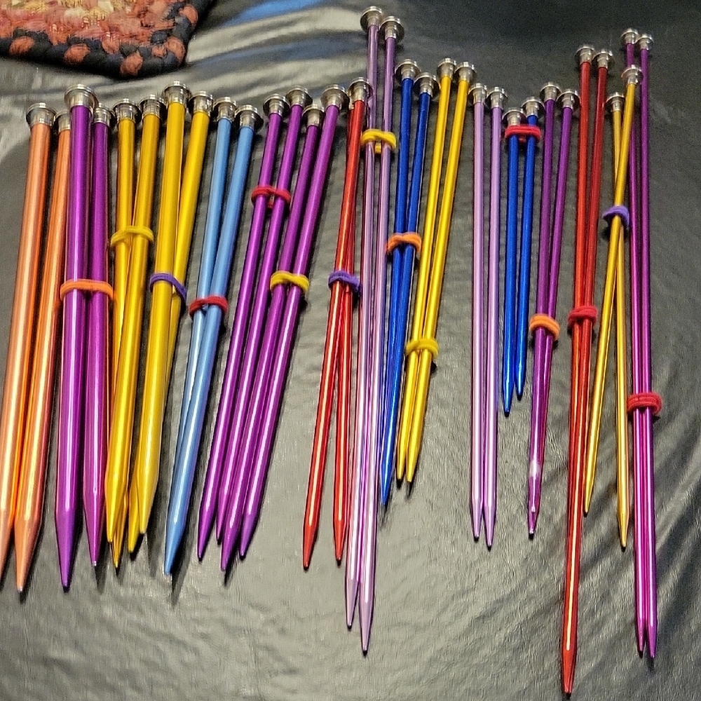 COLORFUL METALLIC KNITTING NEEDLES  ASSORTMENT - 17 PAIRS